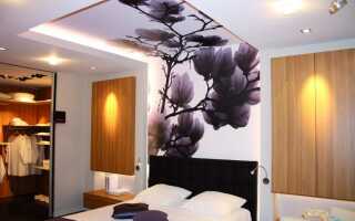 Натяжные потолки с переходом на стену: примеры в интерьерах