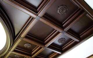 Преимущества и недостатки декоративных потолков из дерева
