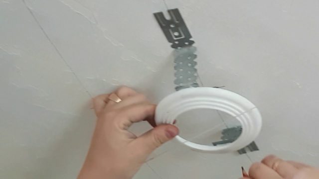 Крепление закладной к потолку