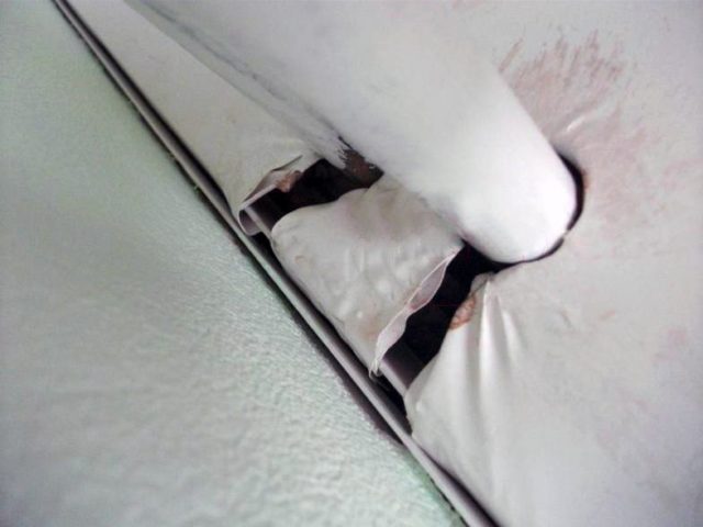 ПВХ-пленка оплавилась вокруг труб отопления